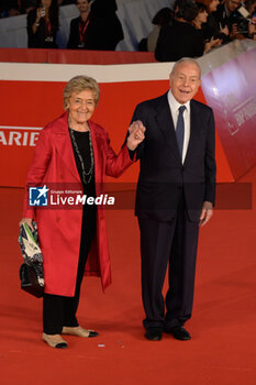 2024-10-16 - Gianni Letta, Maddalena Marignetti attends the Red Carpet Opening Ceremony during the 19th Rome Film Festival at Auditorium Parco Della Musica on October 16, 2024 in Rome, Italy. - FESTA DEL CINEMA OPENING CEREMONY - NEWS - VIP