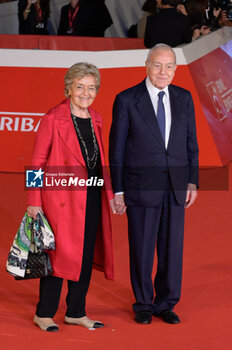 2024-10-16 - Gianni Letta, Maddalena Marignetti attends the Red Carpet Opening Ceremony during the 19th Rome Film Festival at Auditorium Parco Della Musica on October 16, 2024 in Rome, Italy. - FESTA DEL CINEMA OPENING CEREMONY - NEWS - VIP