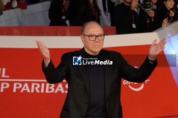 2024-10-16 - Carlo Verdone attends the Red Carpet Opening Ceremony during the 19th Rome Film Festival at Auditorium Parco Della Musica on October 16, 2024 in Rome, Italy. - FESTA DEL CINEMA OPENING CEREMONY - NEWS - VIP