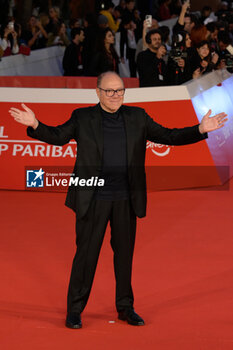 2024-10-16 - Carlo Verdone attends the Red Carpet Opening Ceremony during the 19th Rome Film Festival at Auditorium Parco Della Musica on October 16, 2024 in Rome, Italy. - FESTA DEL CINEMA OPENING CEREMONY - NEWS - VIP