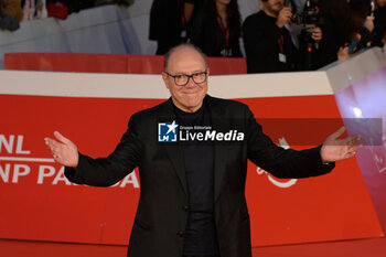 2024-10-16 - Carlo Verdone attends the Red Carpet Opening Ceremony during the 19th Rome Film Festival at Auditorium Parco Della Musica on October 16, 2024 in Rome, Italy. - FESTA DEL CINEMA OPENING CEREMONY - NEWS - VIP