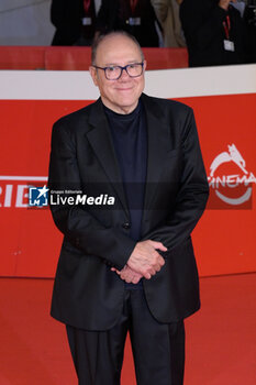 2024-10-16 - Carlo Verdone attends the Red Carpet Opening Ceremony during the 19th Rome Film Festival at Auditorium Parco Della Musica on October 16, 2024 in Rome, Italy. - FESTA DEL CINEMA OPENING CEREMONY - NEWS - VIP