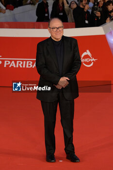 2024-10-16 - Carlo Verdone attends the Red Carpet Opening Ceremony during the 19th Rome Film Festival at Auditorium Parco Della Musica on October 16, 2024 in Rome, Italy. - FESTA DEL CINEMA OPENING CEREMONY - NEWS - VIP