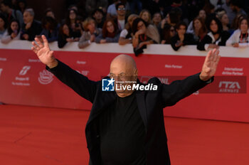 2024-10-16 - Massimiliano Fuksas attends the Red Carpet Opening Ceremony during the 19th Rome Film Festival at Auditorium Parco Della Musica on October 16, 2024 in Rome, Italy. - FESTA DEL CINEMA OPENING CEREMONY - NEWS - VIP