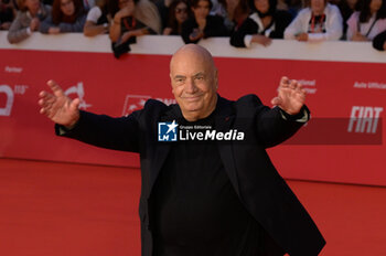 2024-10-16 - Massimiliano Fuksas attends the Red Carpet Opening Ceremony during the 19th Rome Film Festival at Auditorium Parco Della Musica on October 16, 2024 in Rome, Italy. - FESTA DEL CINEMA OPENING CEREMONY - NEWS - VIP