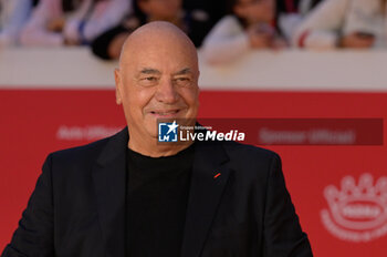 2024-10-16 - Massimiliano Fuksas attends the Red Carpet Opening Ceremony during the 19th Rome Film Festival at Auditorium Parco Della Musica on October 16, 2024 in Rome, Italy. - FESTA DEL CINEMA OPENING CEREMONY - NEWS - VIP