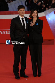 2024-10-16 - Lino Guanciale and Antonella Liuzzi attends the Red Carpet Opening Ceremony during the 19th Rome Film Festival at Auditorium Parco Della Musica on October 16, 2024 in Rome, Italy. - FESTA DEL CINEMA OPENING CEREMONY - NEWS - VIP