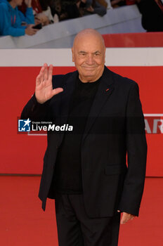 2024-10-16 - Massimiliano Fuksas attends the Red Carpet Opening Ceremony during the 19th Rome Film Festival at Auditorium Parco Della Musica on October 16, 2024 in Rome, Italy. - FESTA DEL CINEMA OPENING CEREMONY - NEWS - VIP