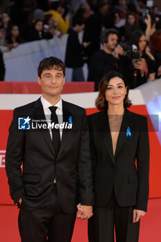 2024-10-16 - Lino Guanciale and Antonella Liuzzi attends the Red Carpet Opening Ceremony during the 19th Rome Film Festival at Auditorium Parco Della Musica on October 16, 2024 in Rome, Italy. - FESTA DEL CINEMA OPENING CEREMONY - NEWS - VIP