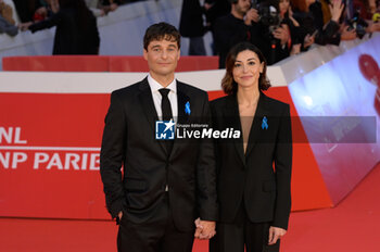 2024-10-16 - Lino Guanciale and Antonella Liuzzi attends the Red Carpet Opening Ceremony during the 19th Rome Film Festival at Auditorium Parco Della Musica on October 16, 2024 in Rome, Italy. - FESTA DEL CINEMA OPENING CEREMONY - NEWS - VIP