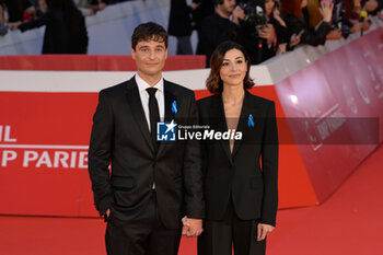 2024-10-16 - Lino Guanciale and Antonella Liuzzi attends the Red Carpet Opening Ceremony during the 19th Rome Film Festival at Auditorium Parco Della Musica on October 16, 2024 in Rome, Italy. - FESTA DEL CINEMA OPENING CEREMONY - NEWS - VIP