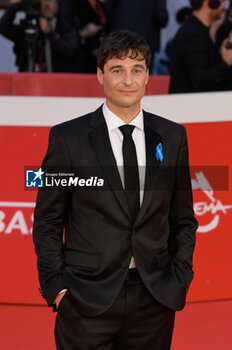 2024-10-16 - Lino Guanciale attends the Red Carpet Opening Ceremony during the 19th Rome Film Festival at Auditorium Parco Della Musica on October 16, 2024 in Rome, Italy. - FESTA DEL CINEMA OPENING CEREMONY - NEWS - VIP