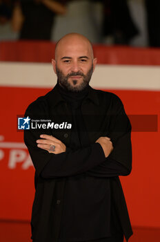 2024-10-16 - Giuliano Sangiorgi attends the Red Carpet Opening Ceremony during the 19th Rome Film Festival at Auditorium Parco Della Musica on October 16, 2024 in Rome, Italy. - FESTA DEL CINEMA OPENING CEREMONY - NEWS - VIP