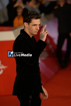 2024-10-16 - Achille Lauro attends the Red Carpet Opening Ceremony during the 19th Rome Film Festival at Auditorium Parco Della Musica on October 16, 2024 in Rome, Italy. - FESTA DEL CINEMA OPENING CEREMONY - NEWS - VIP