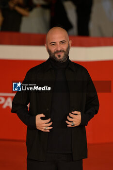 2024-10-16 - Giuliano Sangiorgi attends the Red Carpet Opening Ceremony during the 19th Rome Film Festival at Auditorium Parco Della Musica on October 16, 2024 in Rome, Italy. - FESTA DEL CINEMA OPENING CEREMONY - NEWS - VIP