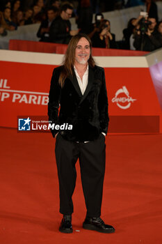 2024-10-16 - Manuel Agnelli attends the Red Carpet Opening Ceremony during the 19th Rome Film Festival at Auditorium Parco Della Musica on October 16, 2024 in Rome, Italy. - FESTA DEL CINEMA OPENING CEREMONY - NEWS - VIP