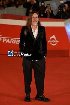 2024-10-16 - Manuel Agnelli attends the Red Carpet Opening Ceremony during the 19th Rome Film Festival at Auditorium Parco Della Musica on October 16, 2024 in Rome, Italy. - FESTA DEL CINEMA OPENING CEREMONY - NEWS - VIP