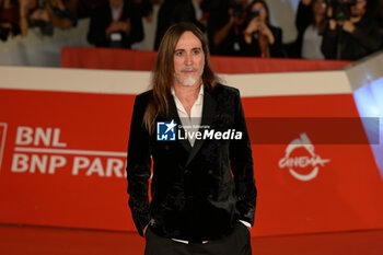 2024-10-16 - Manuel Agnelli attends the Red Carpet Opening Ceremony during the 19th Rome Film Festival at Auditorium Parco Della Musica on October 16, 2024 in Rome, Italy. - FESTA DEL CINEMA OPENING CEREMONY - NEWS - VIP