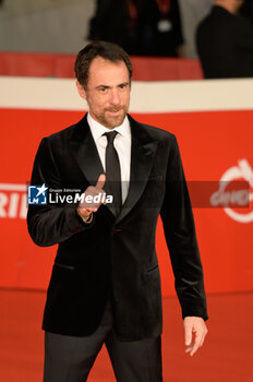 2024-10-16 - Elio Germano attends the Red Carpet Opening Ceremony during the 19th Rome Film Festival at Auditorium Parco Della Musica on October 16, 2024 in Rome, Italy. - FESTA DEL CINEMA OPENING CEREMONY - NEWS - VIP