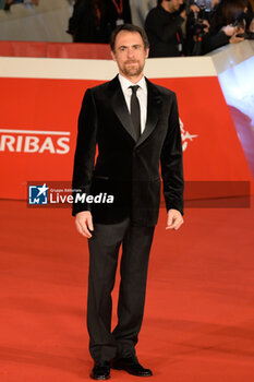 2024-10-16 - Elio Germano attends the Red Carpet Opening Ceremony during the 19th Rome Film Festival at Auditorium Parco Della Musica on October 16, 2024 in Rome, Italy. - FESTA DEL CINEMA OPENING CEREMONY - NEWS - VIP