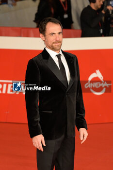 2024-10-16 - Elio Germano attends the Red Carpet Opening Ceremony during the 19th Rome Film Festival at Auditorium Parco Della Musica on October 16, 2024 in Rome, Italy. - FESTA DEL CINEMA OPENING CEREMONY - NEWS - VIP