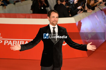 2024-10-16 - Elio Germano attends the Red Carpet Opening Ceremony during the 19th Rome Film Festival at Auditorium Parco Della Musica on October 16, 2024 in Rome, Italy. - FESTA DEL CINEMA OPENING CEREMONY - NEWS - VIP