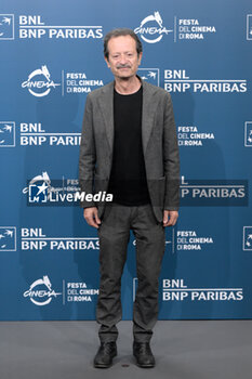 2024-10-17 - Rocco Papaleo attends the Photocall of the movie “U.S. Palmese” during the 19th Rome Film Festival at Auditorium Parco Della Musica on October 17, 2024 in Rome, Italy. - THE 19TH ROME FILM FESTIVAL PHOTOCALL 