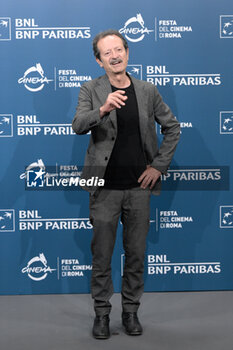 2024-10-17 - Rocco Papaleo attends the Photocall of the movie “U.S. Palmese” during the 19th Rome Film Festival at Auditorium Parco Della Musica on October 17, 2024 in Rome, Italy. - THE 19TH ROME FILM FESTIVAL PHOTOCALL 