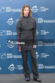 2024-10-17 - Giulia Maenza attends the Photocall of the movie “U.S. Palmese” during the 19th Rome Film Festival at Auditorium Parco Della Musica on October 17, 2024 in Rome, Italy. - THE 19TH ROME FILM FESTIVAL PHOTOCALL 