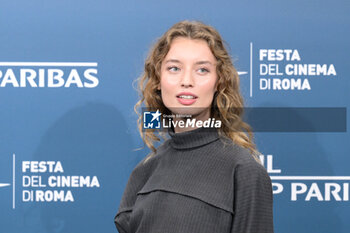 2024-10-17 - Giulia Maenza attends the Photocall of the movie “U.S. Palmese” during the 19th Rome Film Festival at Auditorium Parco Della Musica on October 17, 2024 in Rome, Italy. - THE 19TH ROME FILM FESTIVAL PHOTOCALL 