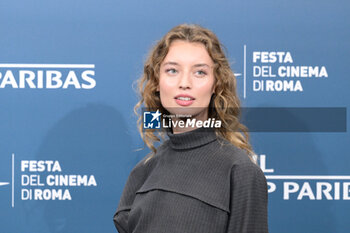 2024-10-17 - Giulia Maenza attends the Photocall of the movie “U.S. Palmese” during the 19th Rome Film Festival at Auditorium Parco Della Musica on October 17, 2024 in Rome, Italy. - THE 19TH ROME FILM FESTIVAL PHOTOCALL 