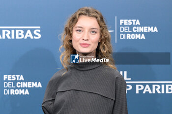 2024-10-17 - Giulia Maenza attends the Photocall of the movie “U.S. Palmese” during the 19th Rome Film Festival at Auditorium Parco Della Musica on October 17, 2024 in Rome, Italy. - THE 19TH ROME FILM FESTIVAL PHOTOCALL 