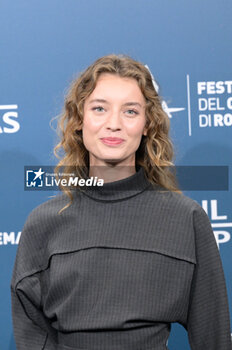 2024-10-17 - Giulia Maenza attends the Photocall of the movie “U.S. Palmese” during the 19th Rome Film Festival at Auditorium Parco Della Musica on October 17, 2024 in Rome, Italy. - THE 19TH ROME FILM FESTIVAL PHOTOCALL 