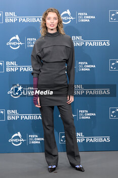 2024-10-17 - Giulia Maenza attends the Photocall of the movie “U.S. Palmese” during the 19th Rome Film Festival at Auditorium Parco Della Musica on October 17, 2024 in Rome, Italy. - THE 19TH ROME FILM FESTIVAL PHOTOCALL 