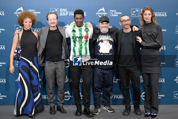 2024-10-17 - Lisa Do Couto Teixeira Rocco Papaleo Blaise Afonso Marco Manetti Antonio Manetti and Giulia Maenza attends the Photocall of the movie “U.S. Palmese” during the 19th Rome Film Festival at Auditorium Parco Della Musica on October 17, 2024 in Rome, Italy. - THE 19TH ROME FILM FESTIVAL PHOTOCALL 