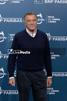 2024-10-17 - Luca Barbareschi director attends the Photocall of the movie “Paradiso in Vendita” during the 19th Rome Film Festival at Auditorium Parco Della Musica on October 17, 2024 in Rome, Italy. - THE 19TH ROME FILM FESTIVAL PHOTOCALL 