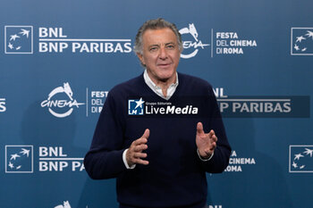 2024-10-17 - Luca Barbareschi director attends the Photocall of the movie “Paradiso in Vendita” during the 19th Rome Film Festival at Auditorium Parco Della Musica on October 17, 2024 in Rome, Italy. - THE 19TH ROME FILM FESTIVAL PHOTOCALL 