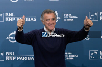 2024-10-17 - Luca Barbareschi director attends the Photocall of the movie “Paradiso in Vendita” during the 19th Rome Film Festival at Auditorium Parco Della Musica on October 17, 2024 in Rome, Italy. - THE 19TH ROME FILM FESTIVAL PHOTOCALL 