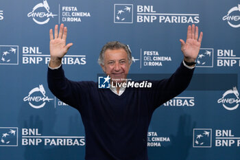 2024-10-17 - Luca Barbareschi director attends the Photocall of the movie “Paradiso in Vendita” during the 19th Rome Film Festival at Auditorium Parco Della Musica on October 17, 2024 in Rome, Italy. - THE 19TH ROME FILM FESTIVAL PHOTOCALL 