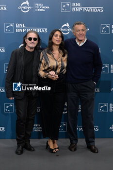 2024-10-17 - Kaballa’, Donatella Finocchiaro, Luca Barbareschi director attends the Photocall of the movie “Paradiso in Vendita” during the 19th Rome Film Festival at Auditorium Parco Della Musica on October 17, 2024 in Rome, Italy. - THE 19TH ROME FILM FESTIVAL PHOTOCALL 