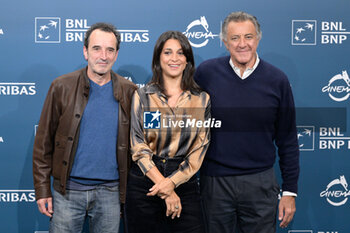 2024-10-17 - Bruno Todeschini, Donatella Finocchiaro and Luca Barbareschi director attends the Photocall of the movie “Paradiso in Vendita” during the 19th Rome Film Festival at Auditorium Parco Della Musica on October 17, 2024 in Rome, Italy. - THE 19TH ROME FILM FESTIVAL PHOTOCALL 