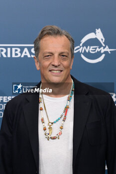 2024-10-18 - Gabriele Muccino director attends the Photocall of the movie “Fino alla Fine” during the 19th Rome Film Festival at Auditorium Parco Della Musica on October 18, 2024 in Rome, Italy. - THE 19TH ROME FILM FEST PHOTOCALL 