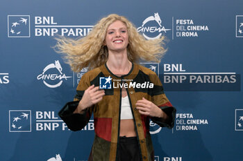 2024-10-18 - Elena Kampouris attends the Photocall of the movie “Fino alla Fine” during the 19th Rome Film Festival at Auditorium Parco Della Musica on October 18, 2024 in Rome, Italy. - THE 19TH ROME FILM FEST PHOTOCALL 