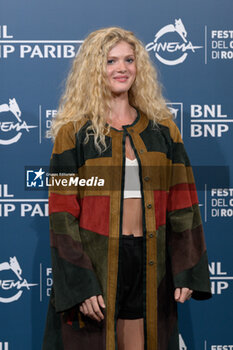 2024-10-18 - Elena Kampouris attends the Photocall of the movie “Fino alla Fine” during the 19th Rome Film Festival at Auditorium Parco Della Musica on October 18, 2024 in Rome, Italy. - THE 19TH ROME FILM FEST PHOTOCALL 