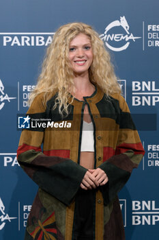 2024-10-18 - Elena Kampouris attends the Photocall of the movie “Fino alla Fine” during the 19th Rome Film Festival at Auditorium Parco Della Musica on October 18, 2024 in Rome, Italy. - THE 19TH ROME FILM FEST PHOTOCALL 