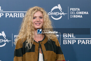 2024-10-18 - Elena Kampouris attends the Photocall of the movie “Fino alla Fine” during the 19th Rome Film Festival at Auditorium Parco Della Musica on October 18, 2024 in Rome, Italy. - THE 19TH ROME FILM FEST PHOTOCALL 