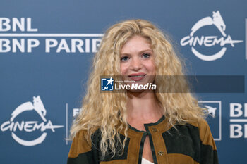 2024-10-18 - Elena Kampouris attends the Photocall of the movie “Fino alla Fine” during the 19th Rome Film Festival at Auditorium Parco Della Musica on October 18, 2024 in Rome, Italy. - THE 19TH ROME FILM FEST PHOTOCALL 