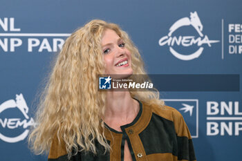 2024-10-18 - Elena Kampouris attends the Photocall of the movie “Fino alla Fine” during the 19th Rome Film Festival at Auditorium Parco Della Musica on October 18, 2024 in Rome, Italy. - THE 19TH ROME FILM FEST PHOTOCALL 