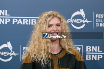 2024-10-18 - Elena Kampouris attends the Photocall of the movie “Fino alla Fine” during the 19th Rome Film Festival at Auditorium Parco Della Musica on October 18, 2024 in Rome, Italy. - THE 19TH ROME FILM FEST PHOTOCALL 