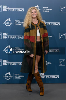 2024-10-18 - Elena Kampouris attends the Photocall of the movie “Fino alla Fine” during the 19th Rome Film Festival at Auditorium Parco Della Musica on October 18, 2024 in Rome, Italy. - THE 19TH ROME FILM FEST PHOTOCALL 